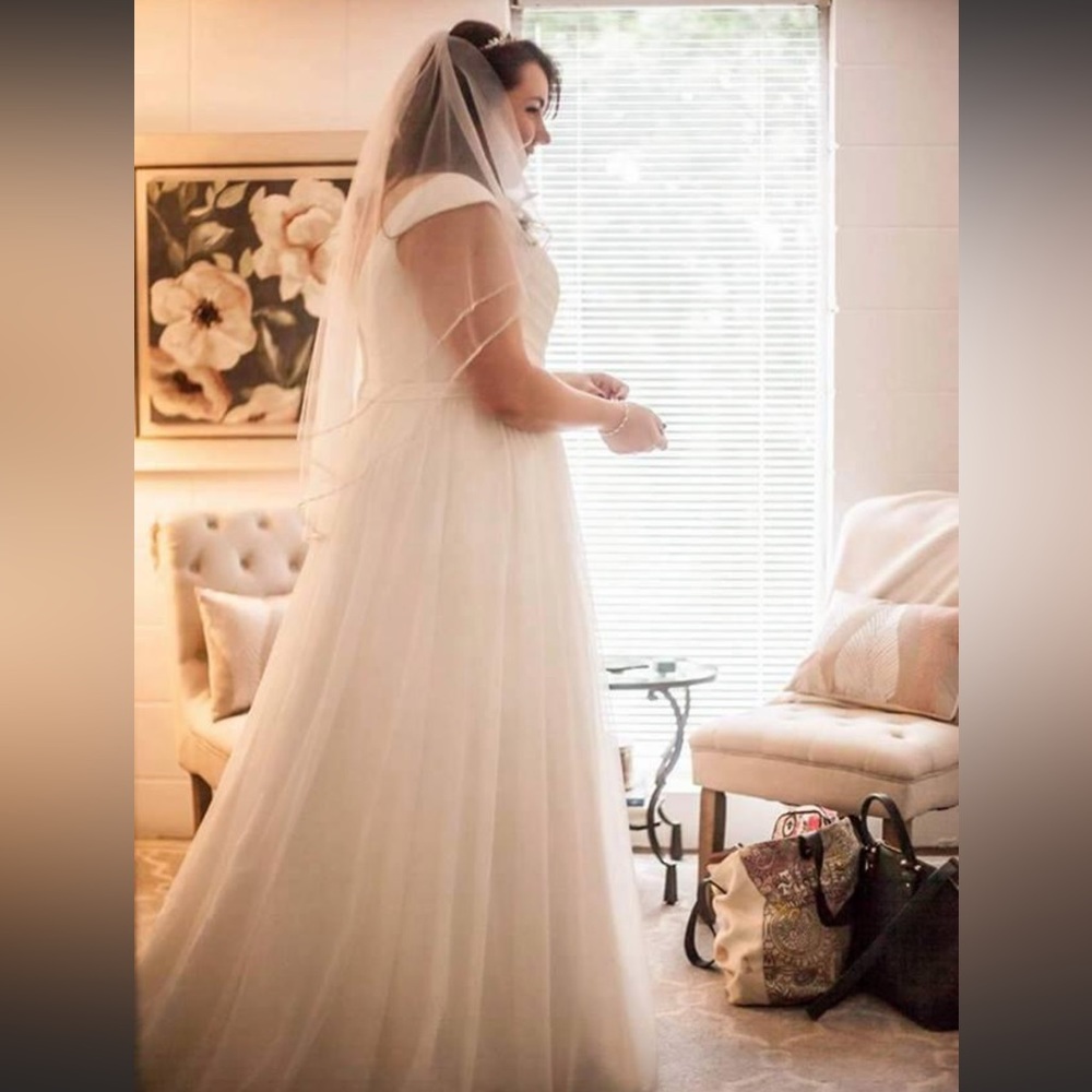 David Bridal wedding gown 16W and veil included